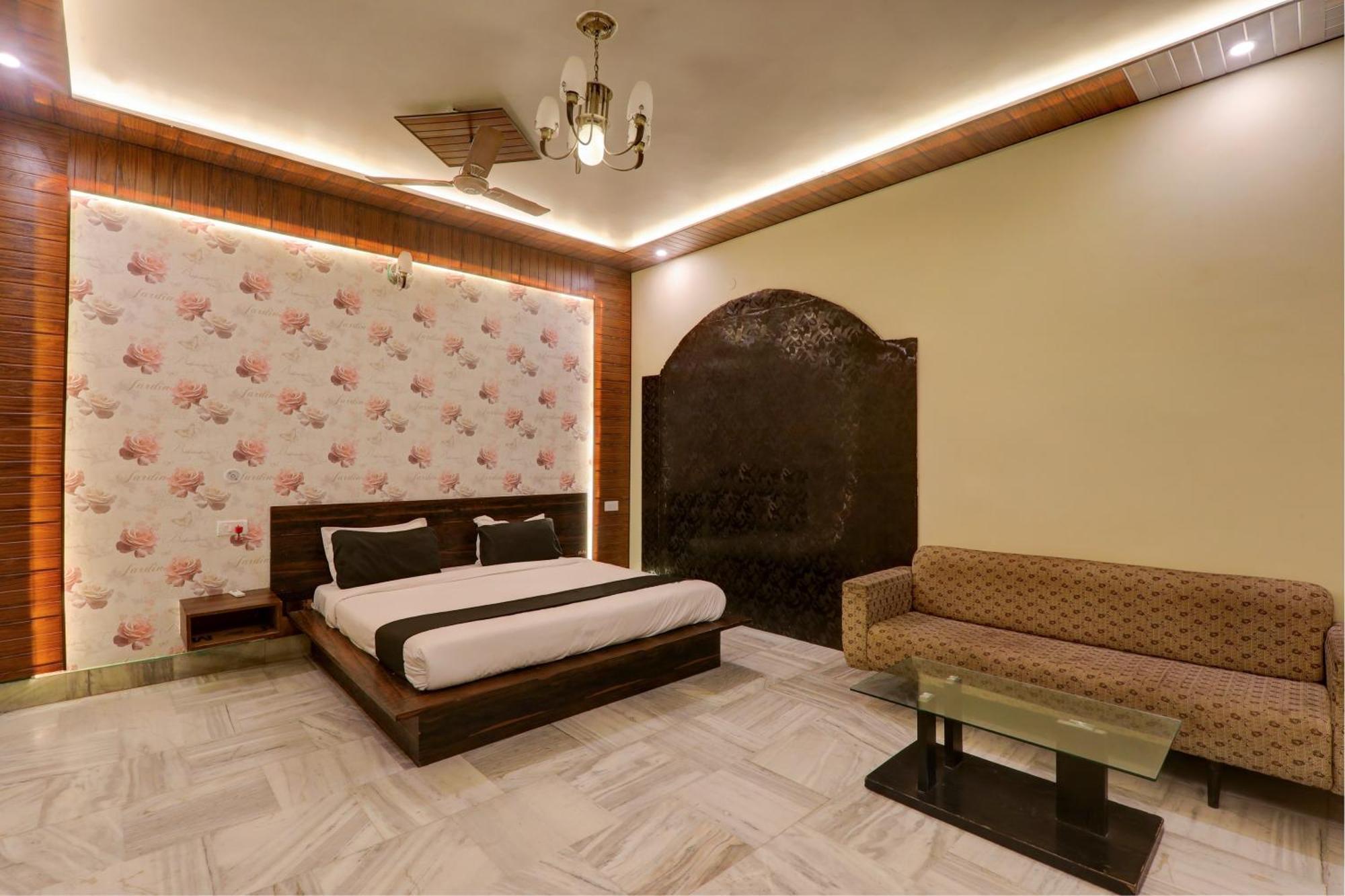 Hotel O Flagship Adbhut Moment Hotel Varanasi Exteriör bild