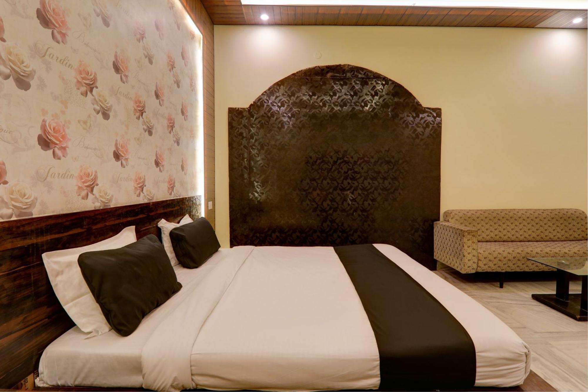 Hotel O Flagship Adbhut Moment Hotel Varanasi Exteriör bild