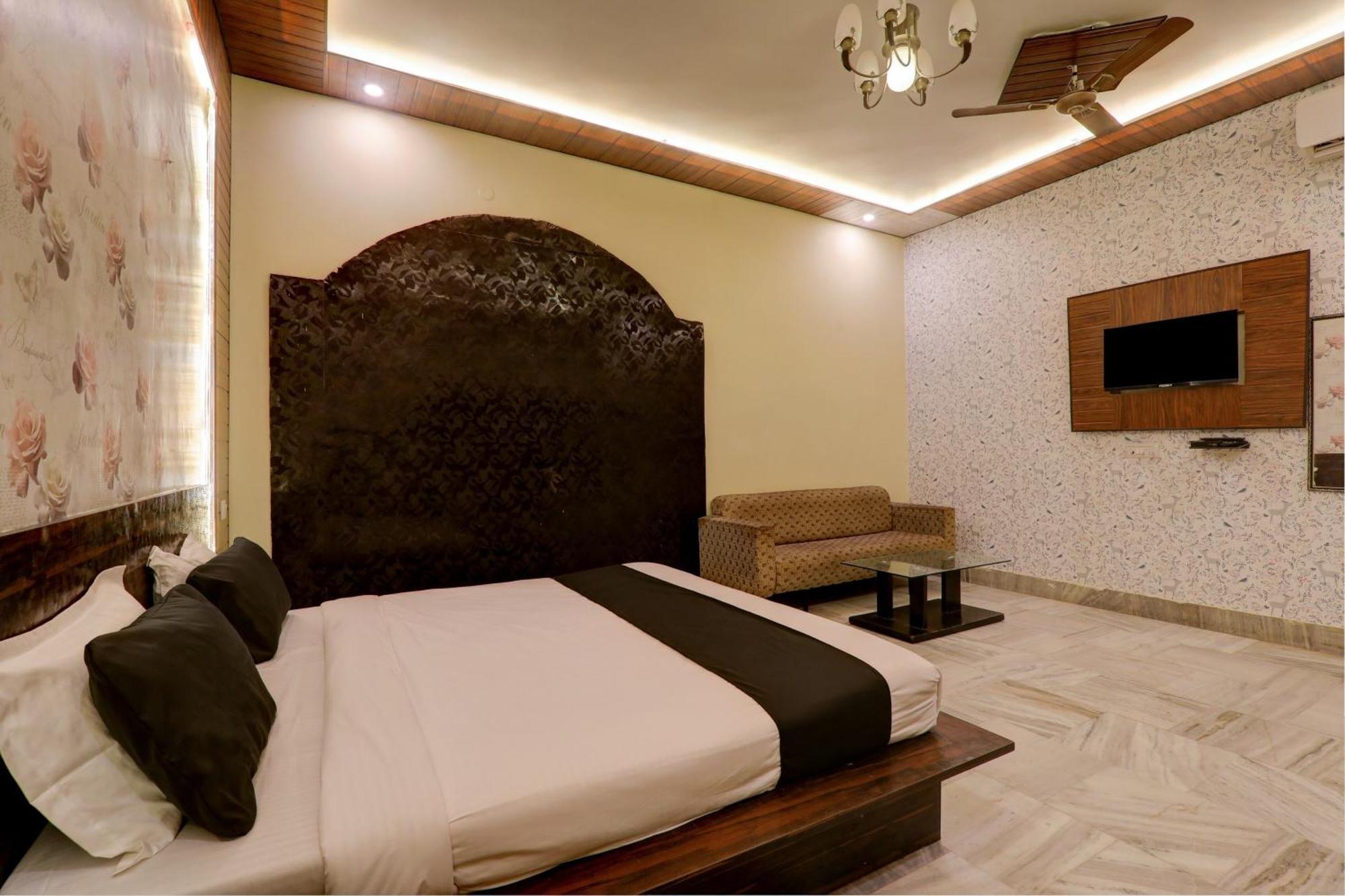 Hotel O Flagship Adbhut Moment Hotel Varanasi Exteriör bild